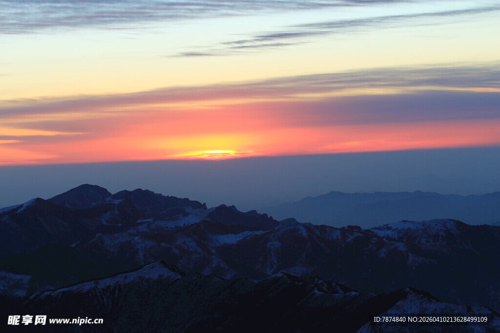 山间壮丽日落美景