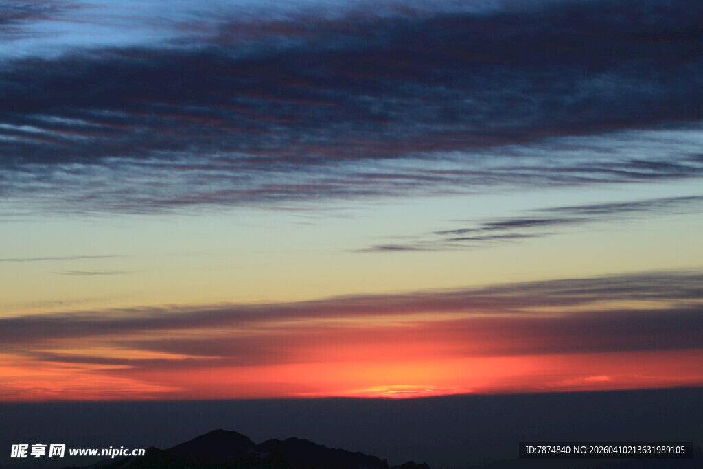 壮丽日出时分的天空美景