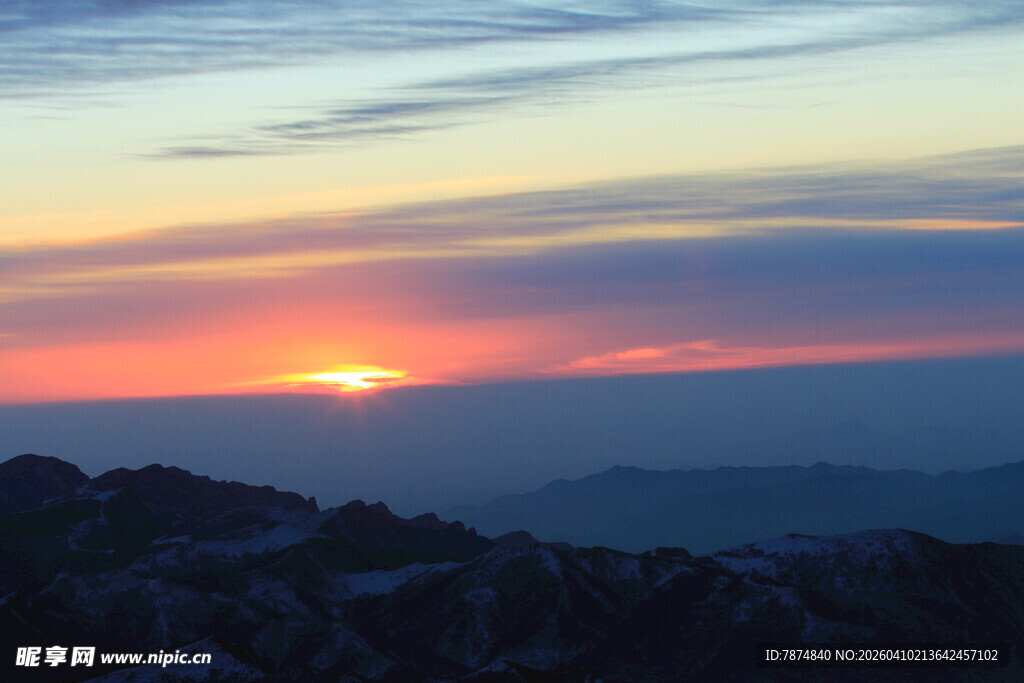 日落时分的壮丽山间景色