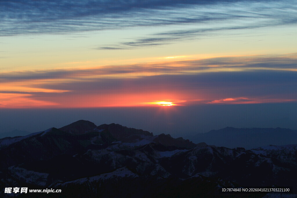 日落时分的山峦美景