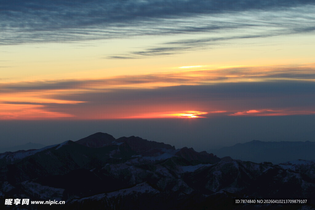 日落时分的壮观山峦景色
