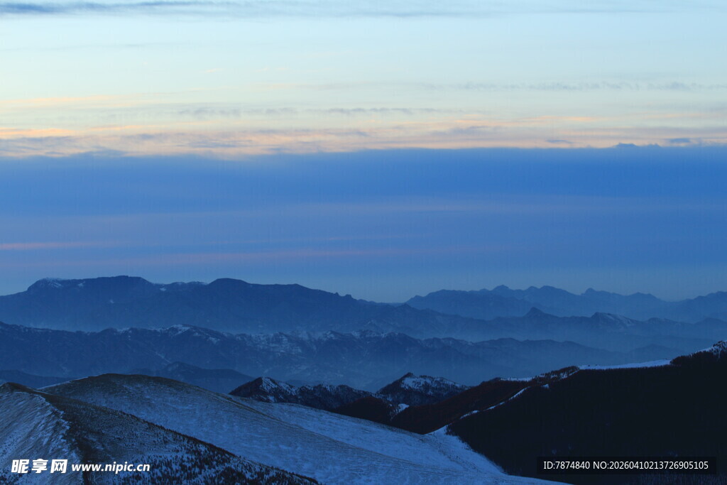 雪山远景 暮色中的山峦