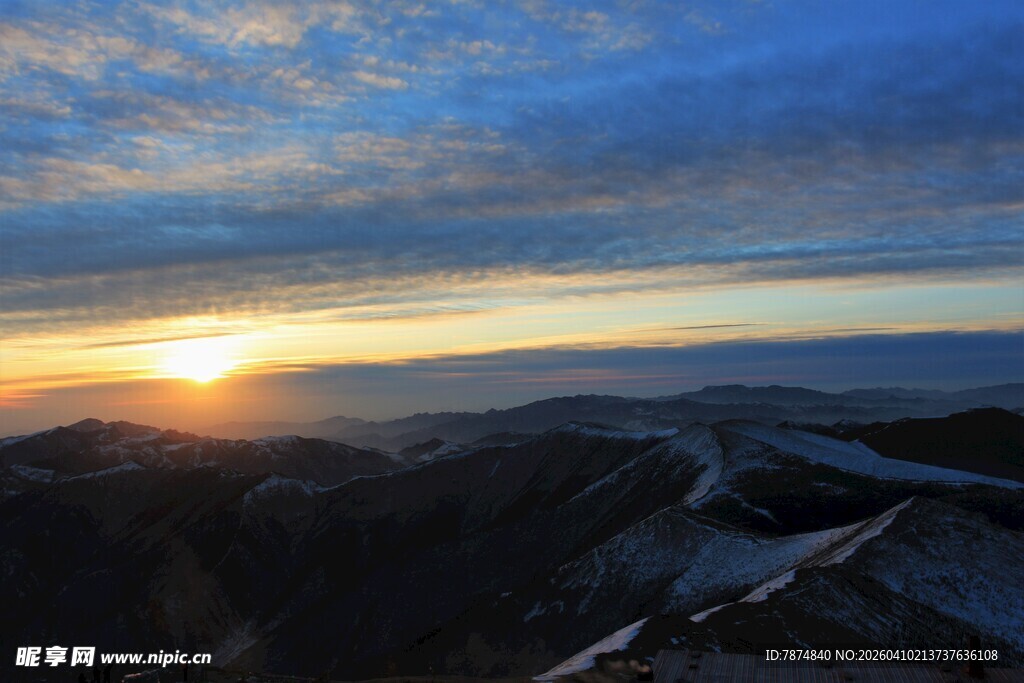 日出时分的壮丽山峦景色