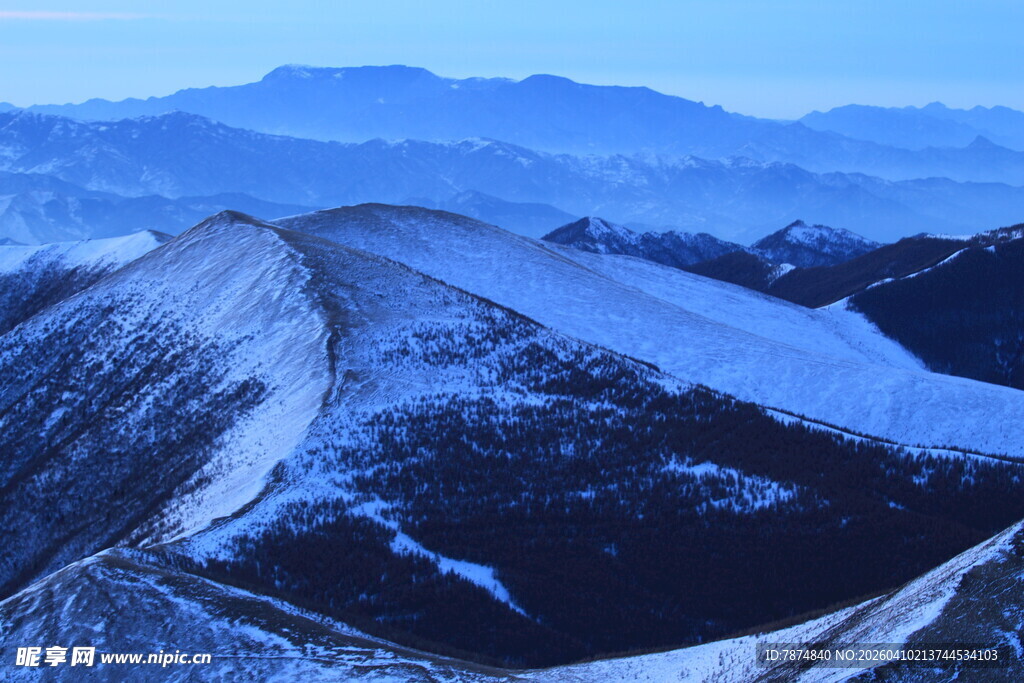 雪覆山峦壮丽景色
