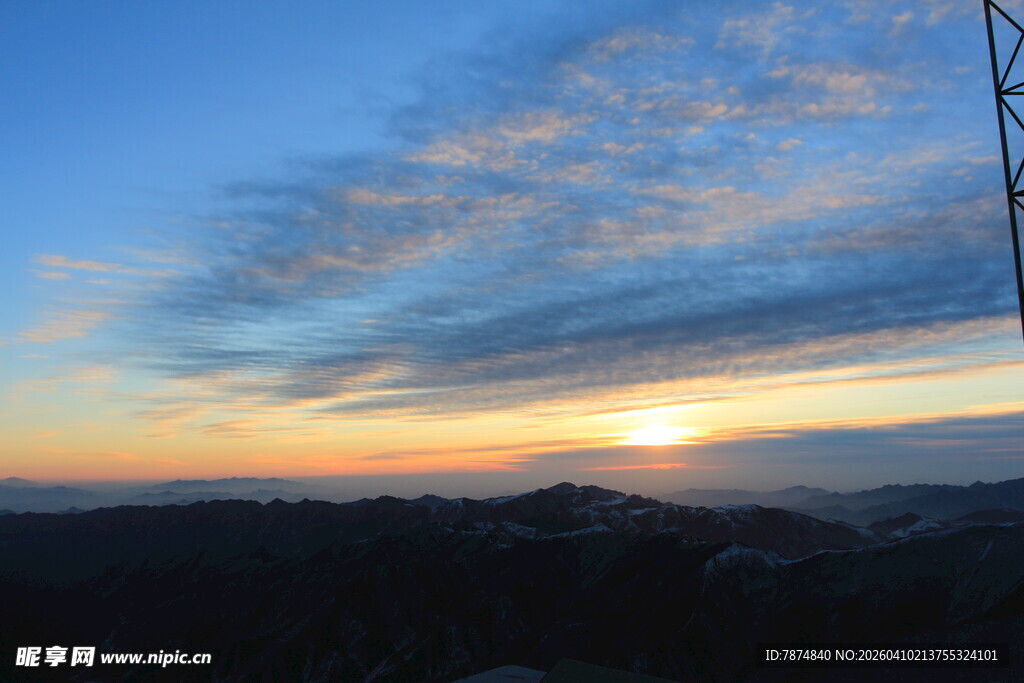 日落时分的绚丽天空景观