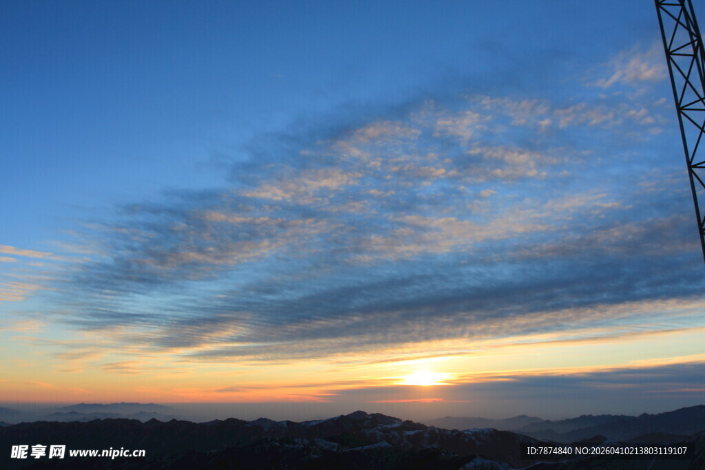 日落时分的壮丽天空景观