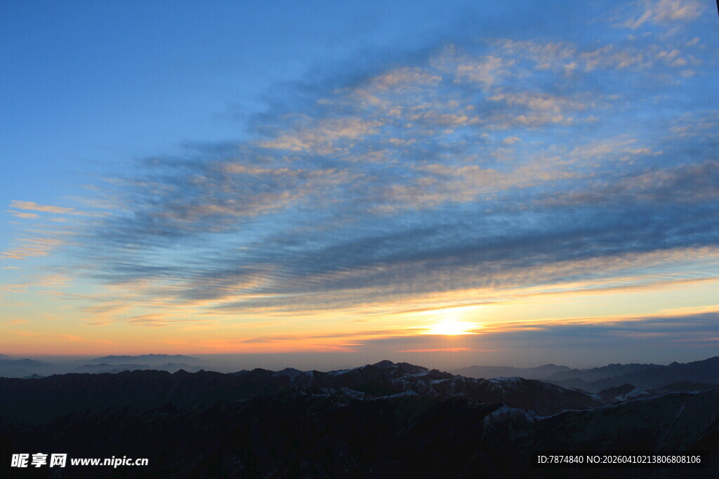 壮丽山间日出美景