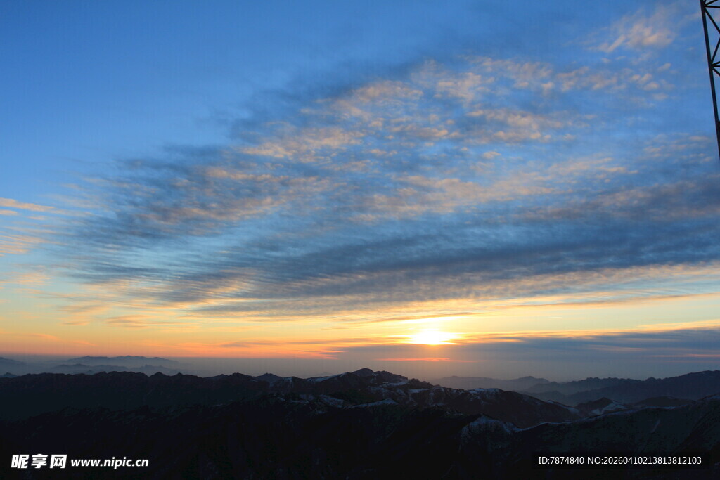 壮丽山间日落美景