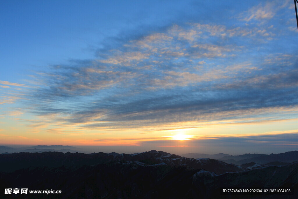 日落时分的壮丽天空景观