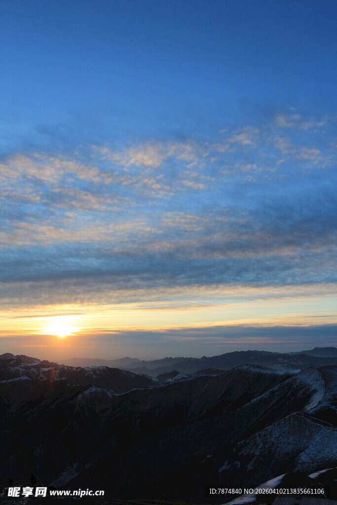 日出时分的壮丽山峦景色
