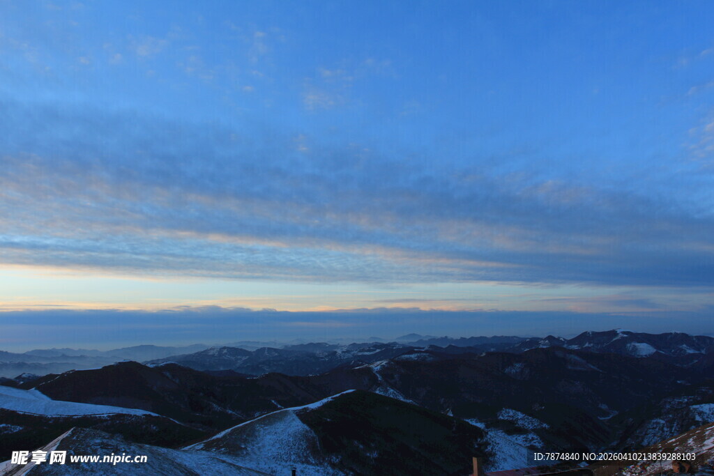冬日雪覆山峦的壮阔景致