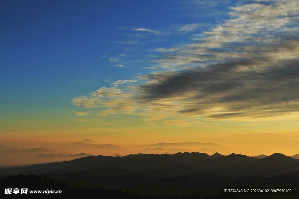 壮丽黄昏下的山峦与云彩
