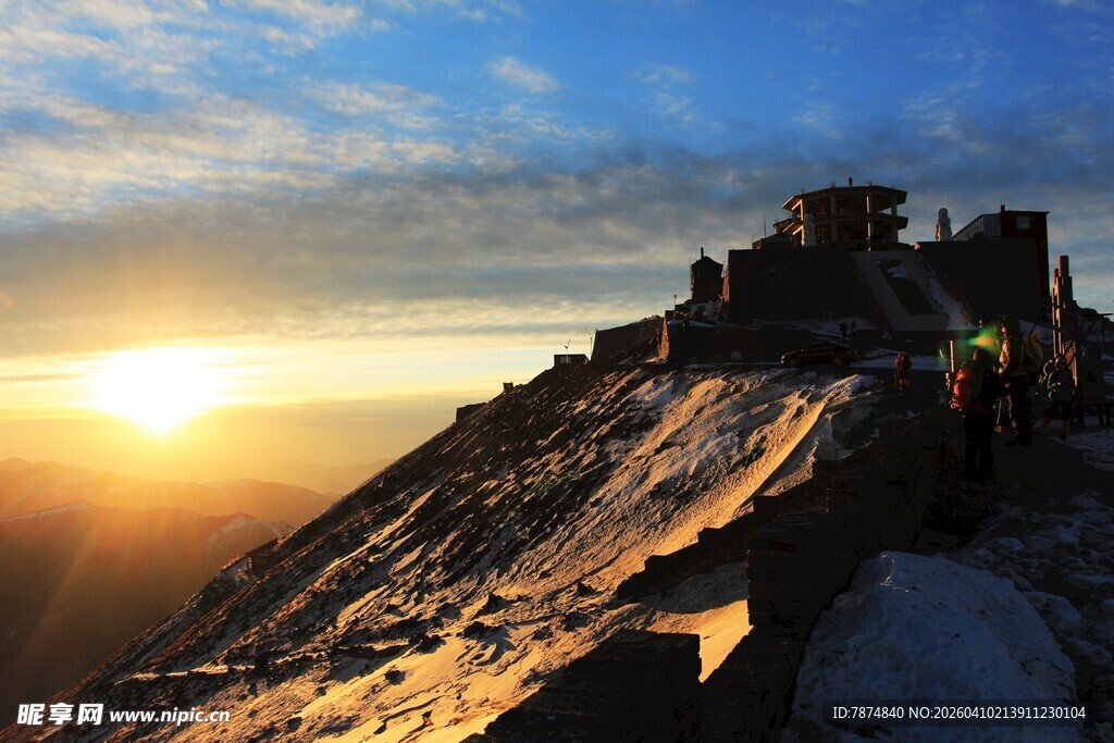 日出时山顶的壮丽景象