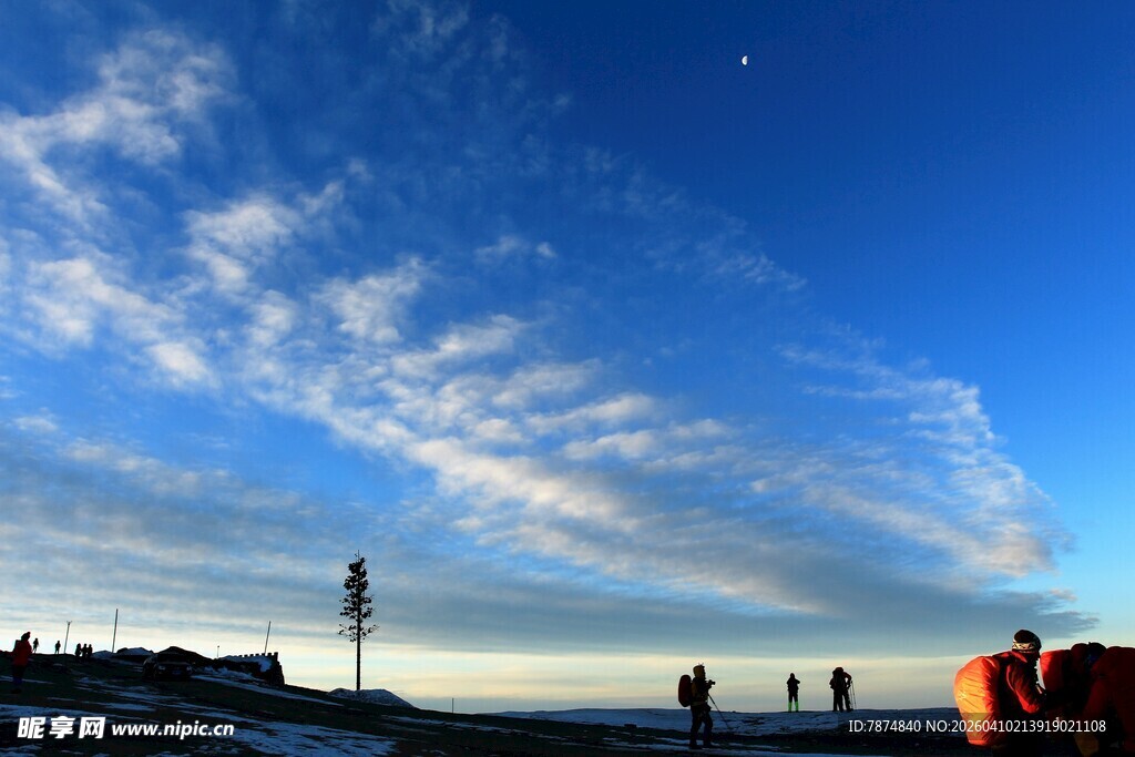 海边日落美景 游人相伴