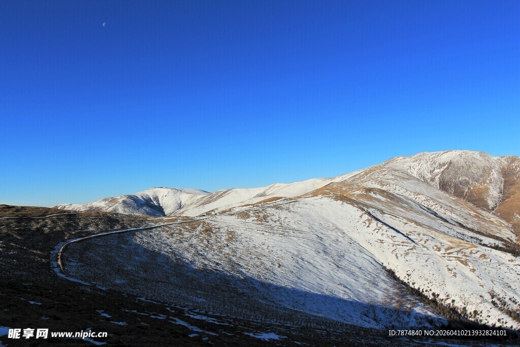雪山蓝天壮丽自然景观