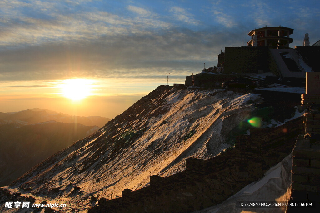 雪山之巅的壮丽日出