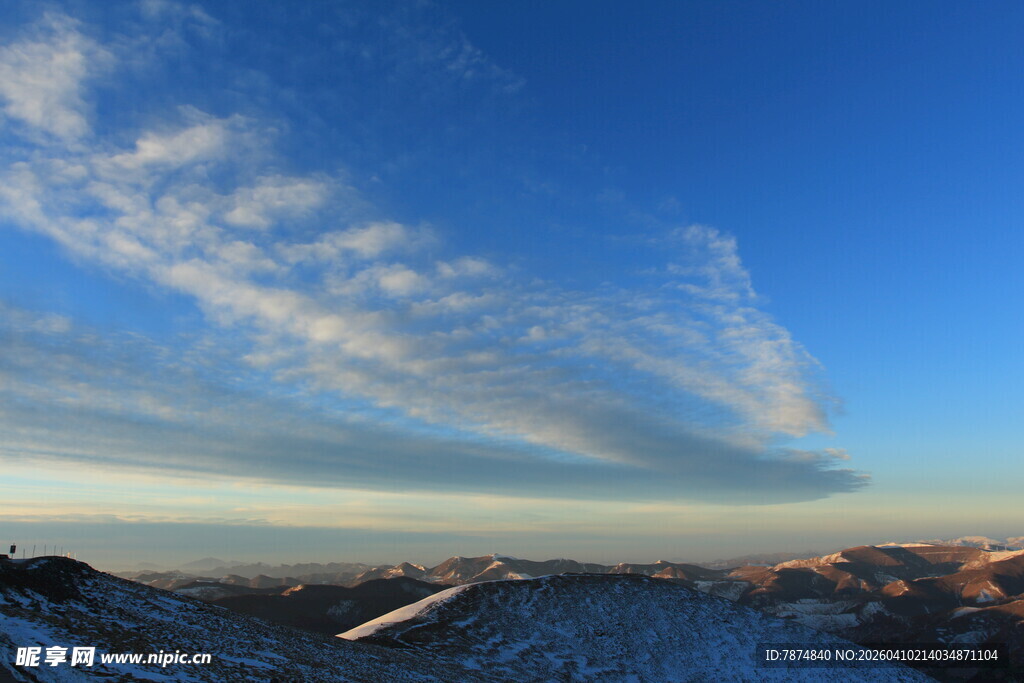 雪山蓝天间的壮丽云景