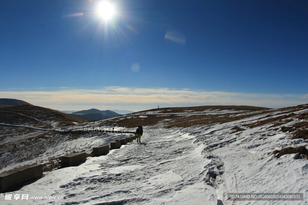 雪覆山野的晴朗风光