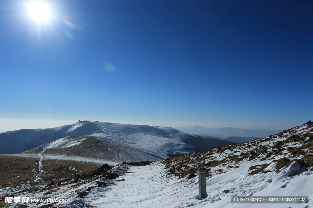 雪山蓝天阳光下的壮美风光