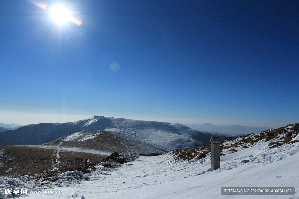 雪后山间的灿烂阳光