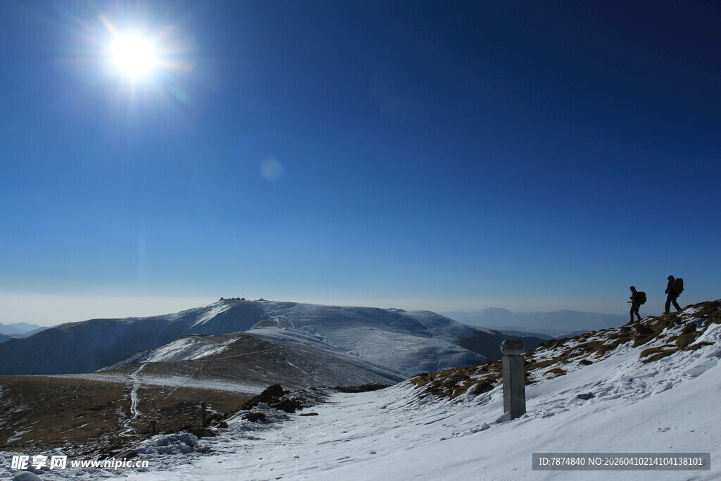雪山之巅的壮丽日光景象