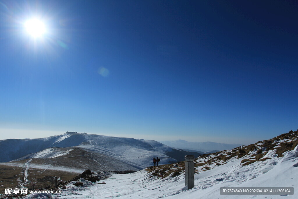 雪山晴空下的壮丽风光