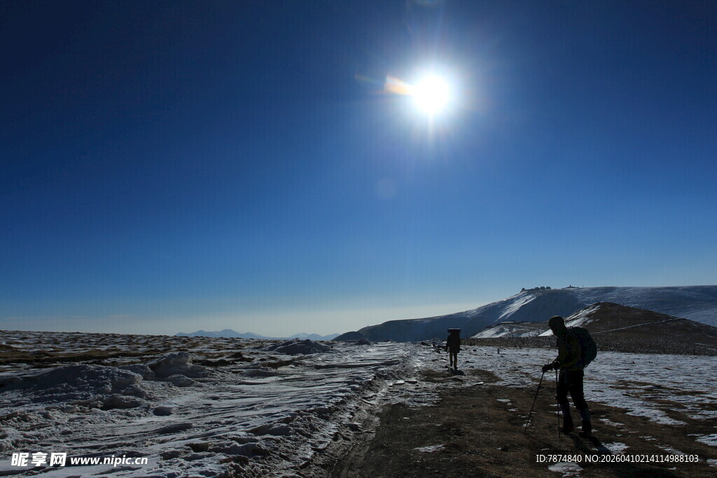 雪地徒步者的壮丽日光景