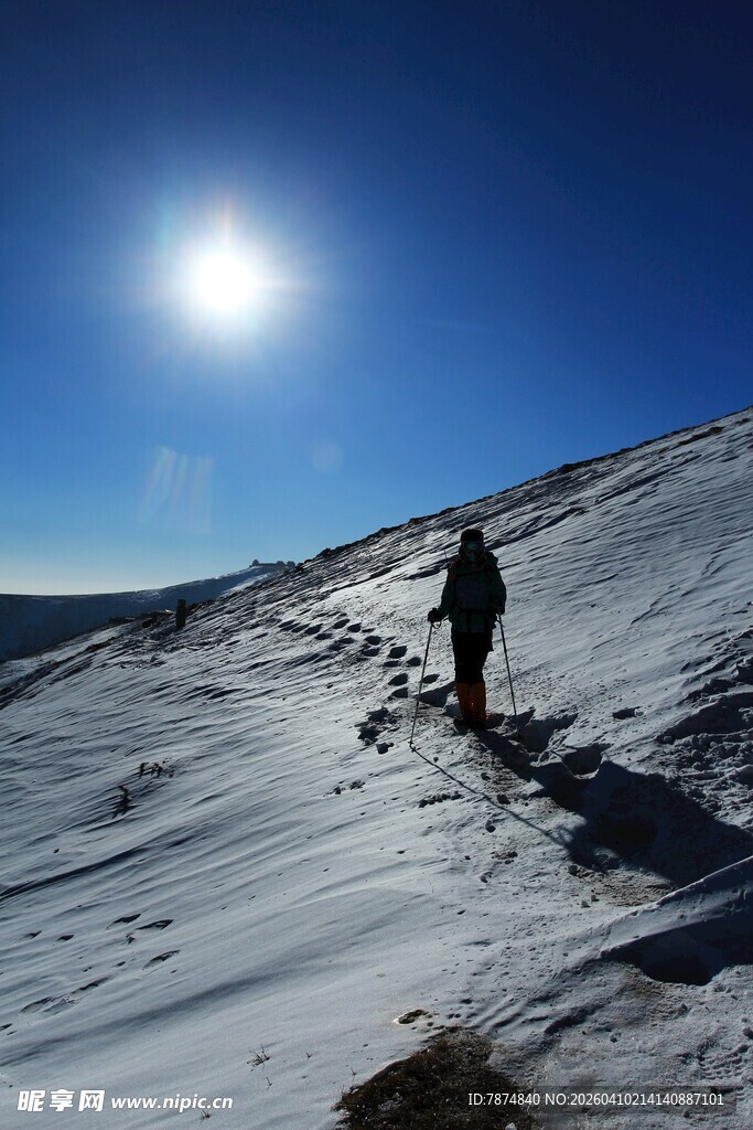 雪地徒步者沐浴灿烂阳光