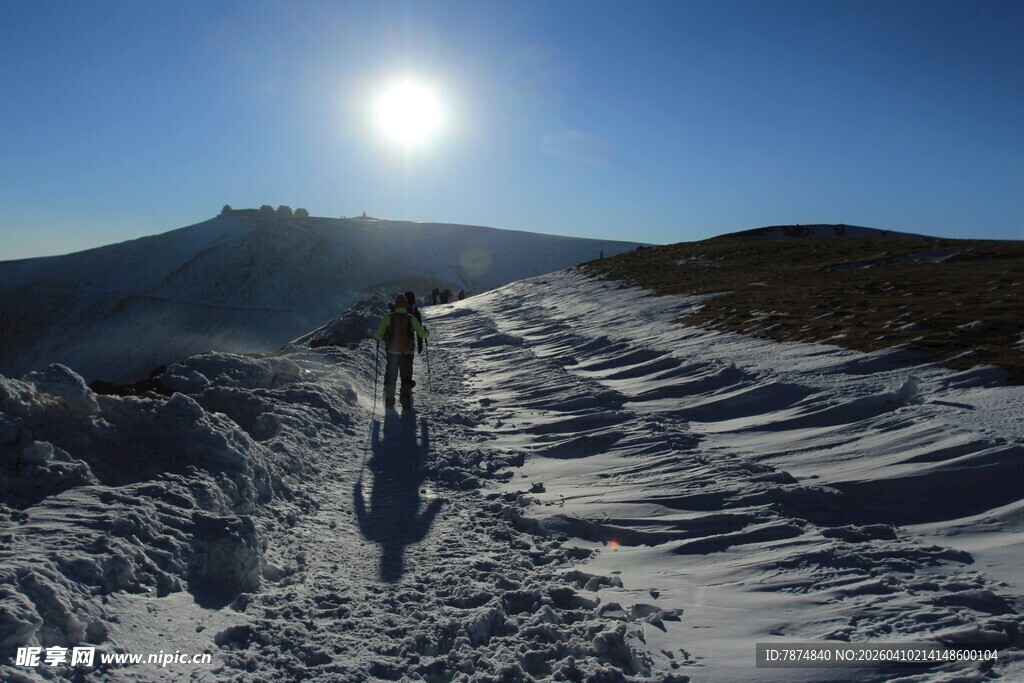 雪地徒步者踏向远方