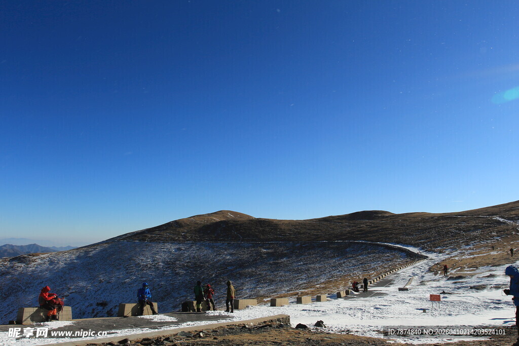 雪山下的户外游玩场景