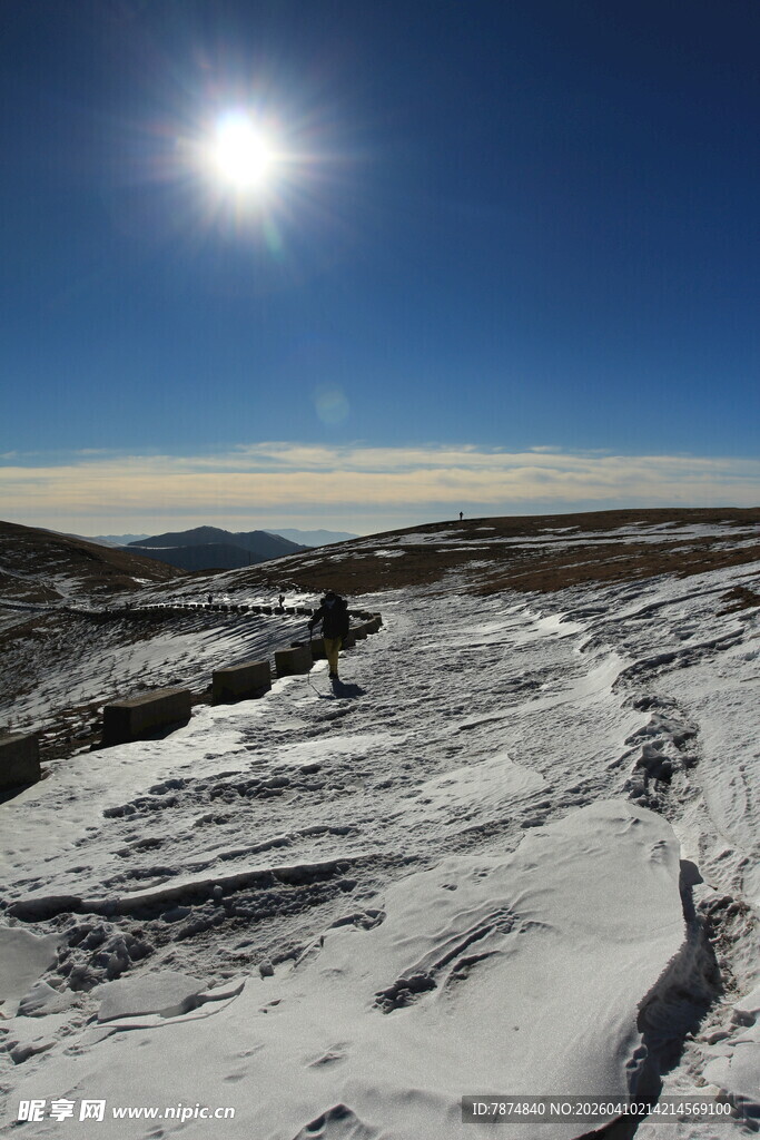 雪覆山峦的晴朗日光景象