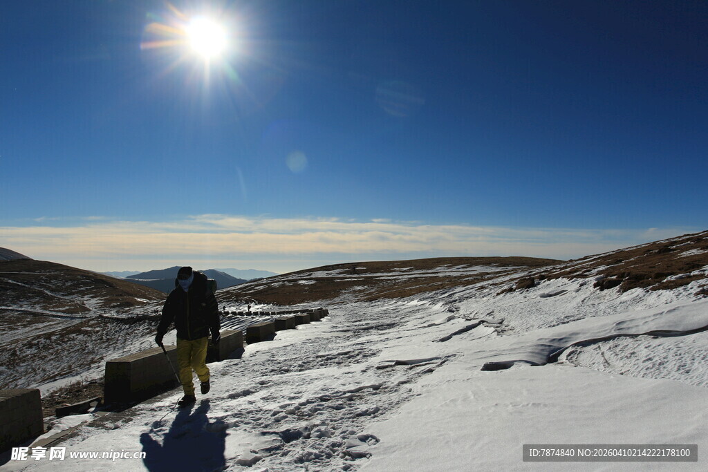 雪地徒步者的壮丽风景