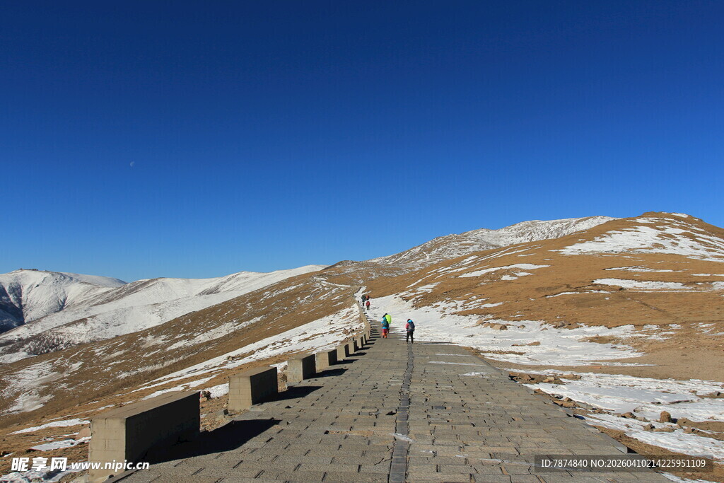雪山旁的石砌道路