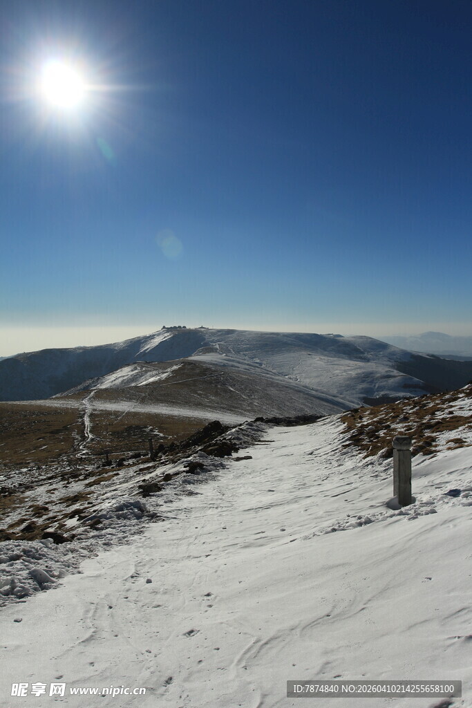 雪岭上的耀眼阳光