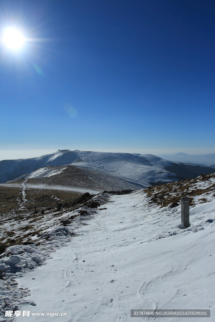 冬日雪山阳光风景