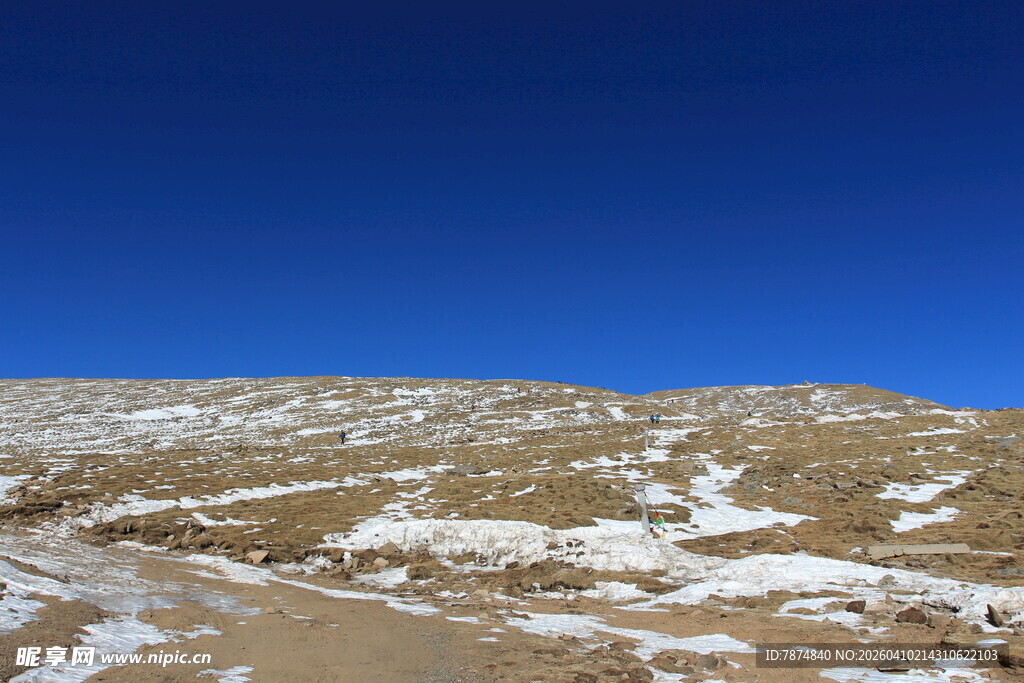 雪覆山丘的壮丽景致