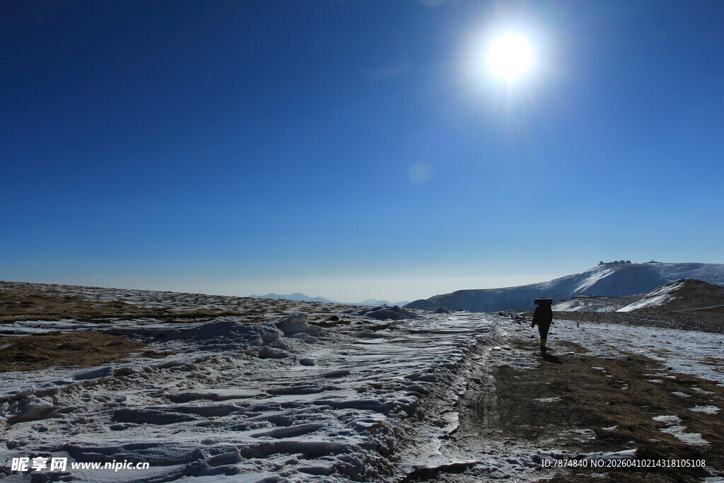 雪地徒步者的孤独风景