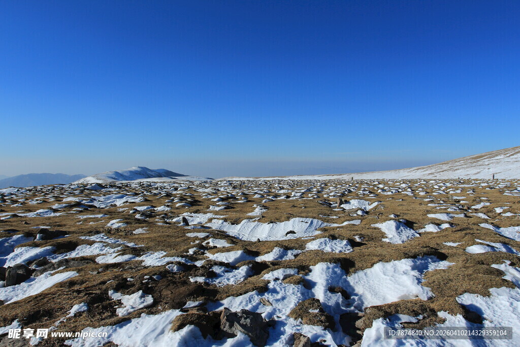 雪覆石滩的开阔山地景观