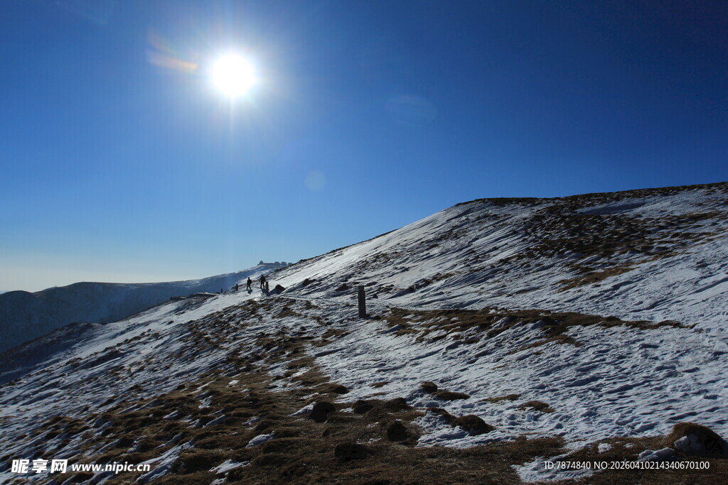 雪山暖阳下的壮丽风光