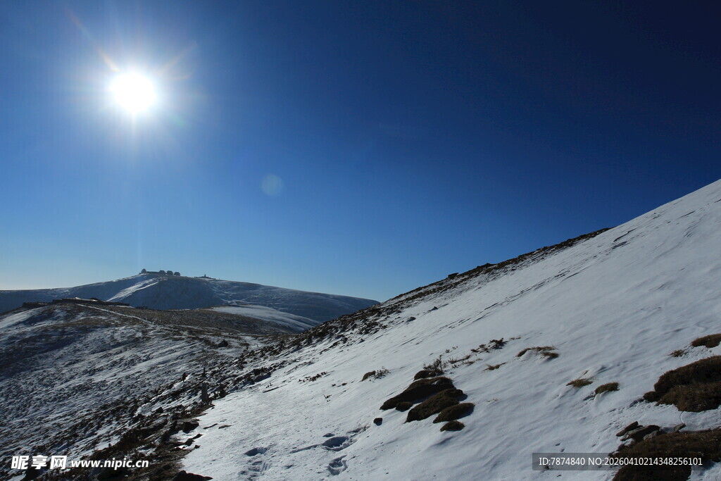 雪后山间暖阳照耀美景