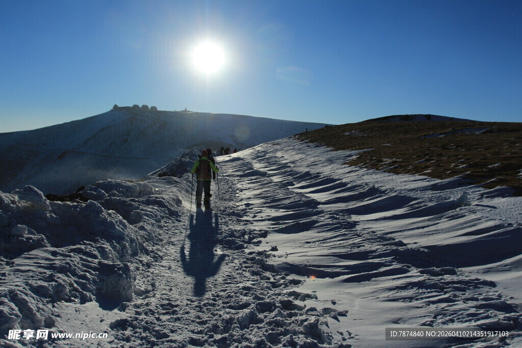 雪地徒步者沐浴在阳光下