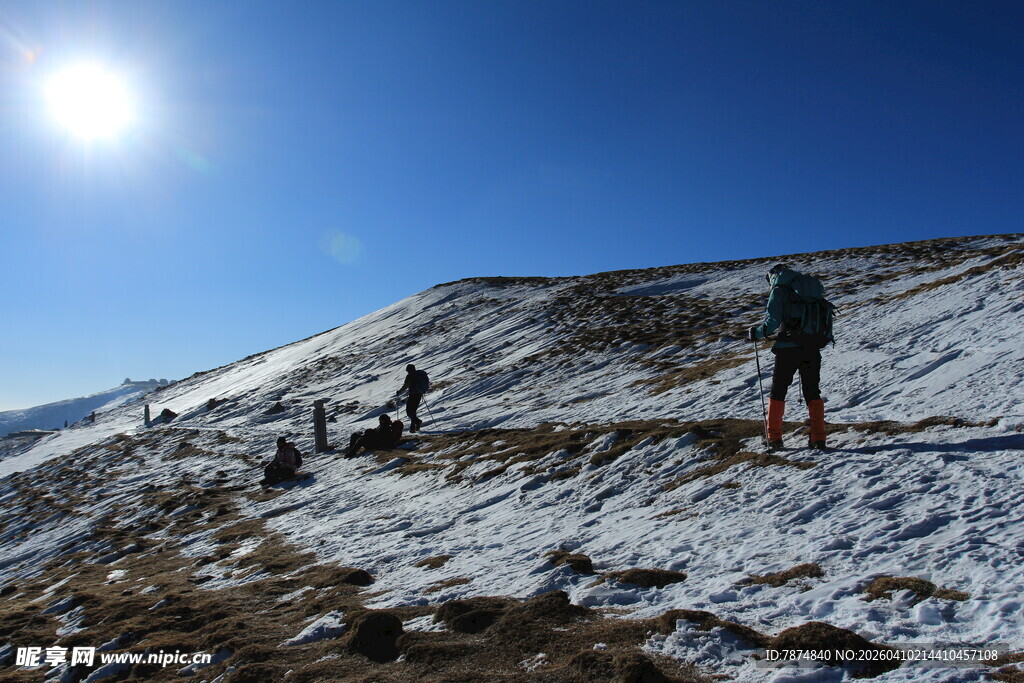 雪山徒步者的壮丽旅程