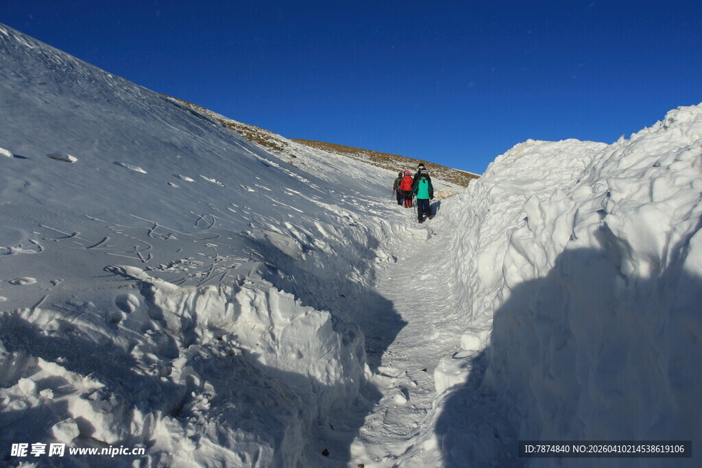 登山者攀登雪山之路