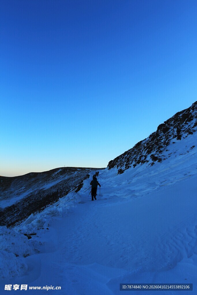 雪地徒步者的冬日风景