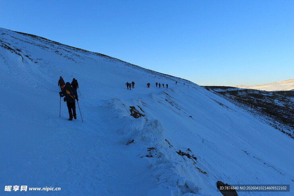 雪地徒步者攀登雪山