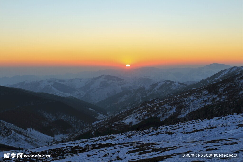雪岭之上的壮丽日落