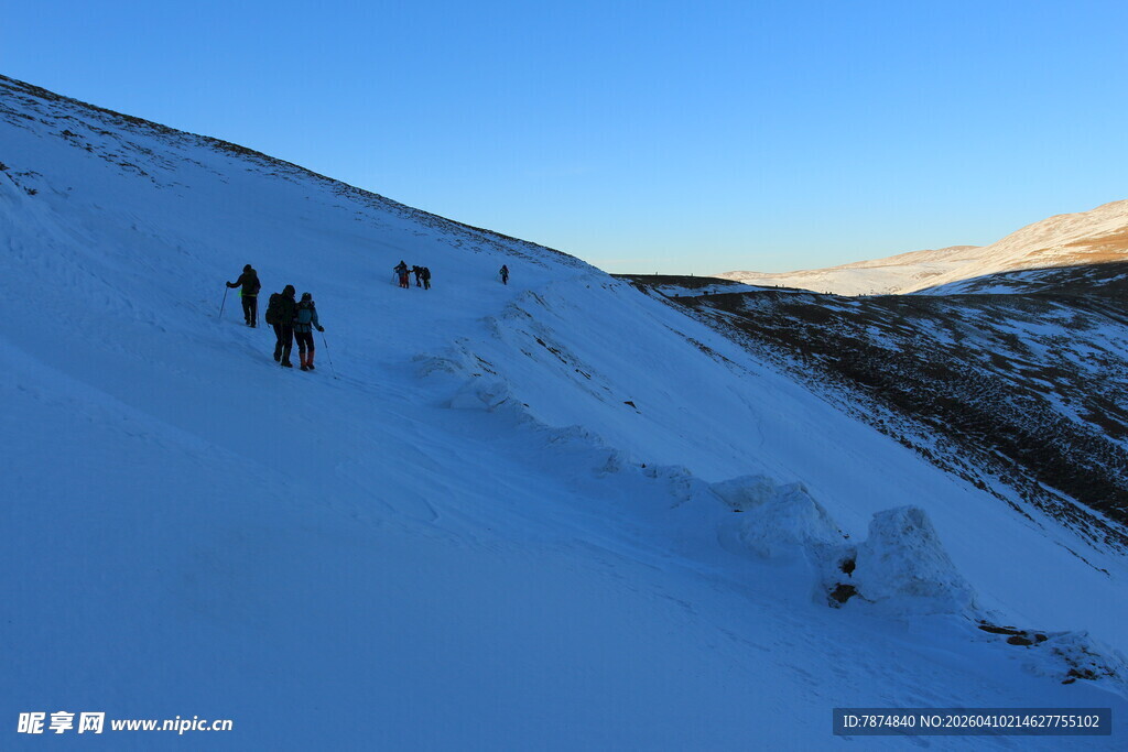 雪山徒步队伍