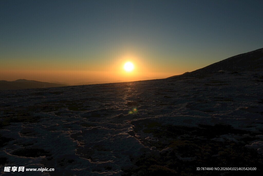 日落时分的壮丽山间景色