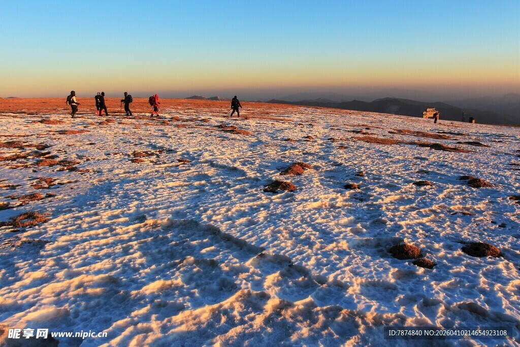 雪地徒步的人群