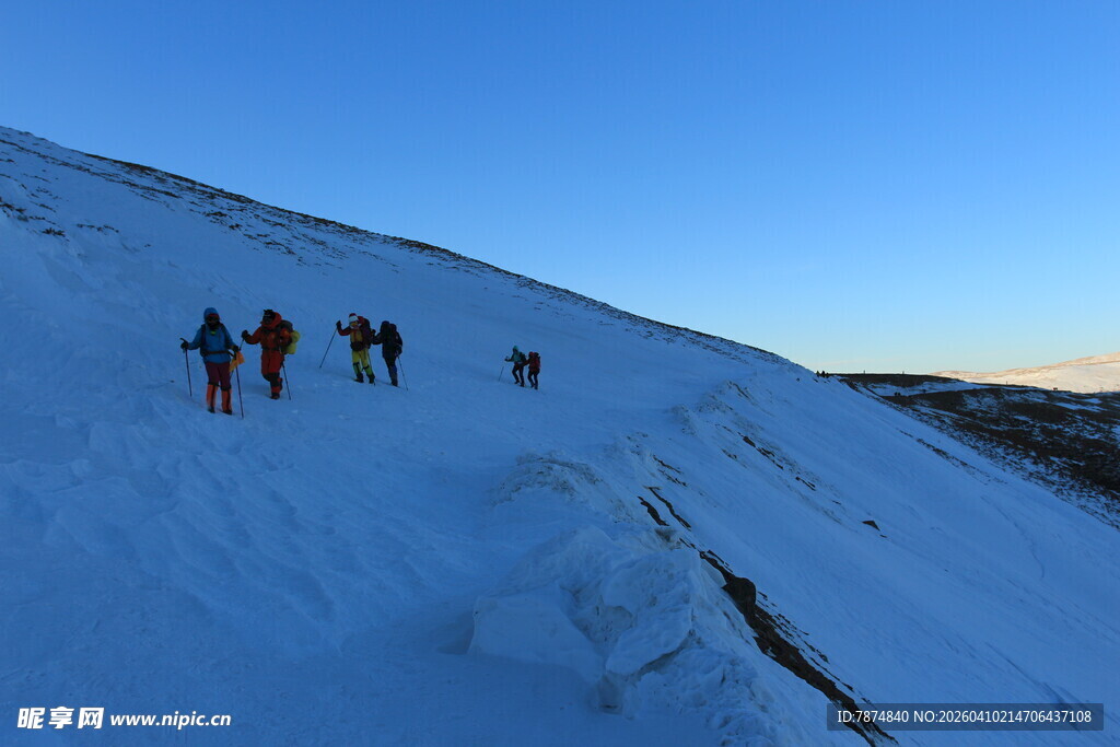雪地徒步者攀登雪山